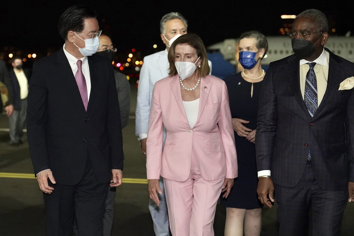 2022 年 8 月 2 日，美国众议院议长南希·佩洛西（中）与台湾外交部长吴约瑟夫（左）一起抵达台湾台北。（美联社）