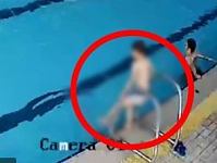 男童游泳池遇溺挣扎1分钟无人救 体力透支沉入水底身亡（视频/图）