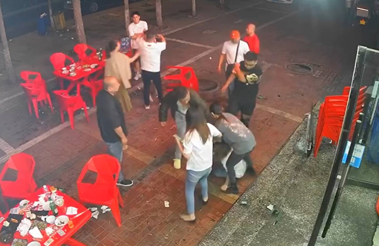 河北唐山烧烤店男顾客围殴女子，更将女子拖到店外殴打。 （微博）