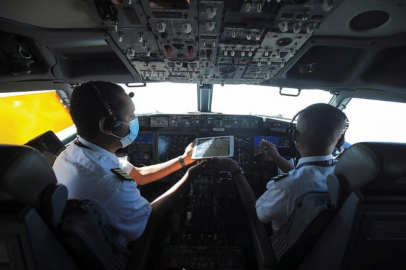 衣索比亚航空一架波音737客机的2位机师15日在飞行途中睡着，最后被自动驾驶仪断开的警报声叫醒，并平安驾机降落。 。 (路透)