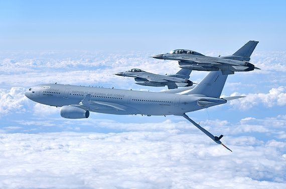 ▲▼南韩空军2架KF-16、1架KC-330空中加油机正在空中进行模拟加油训练。 （图／南韩空军）