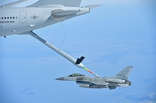 南韩参与「漆黑2022」(Pitch Black 2022)多国联合空战军演，首次派出「KC-330」空中加油机，凭借自身战力赴海外参演。 图：翻摄自南韩空军(资料画面)