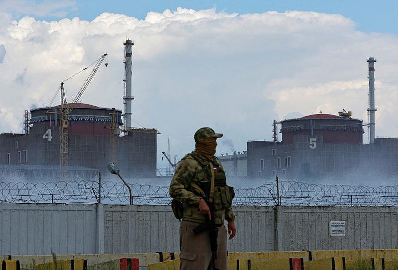 烏克蘭最大核電廠札波羅熱核電廠遭俄軍攻占，烏俄持續互控雙方攻擊核電廠，外界擔憂有引發核災的風險。（路透）