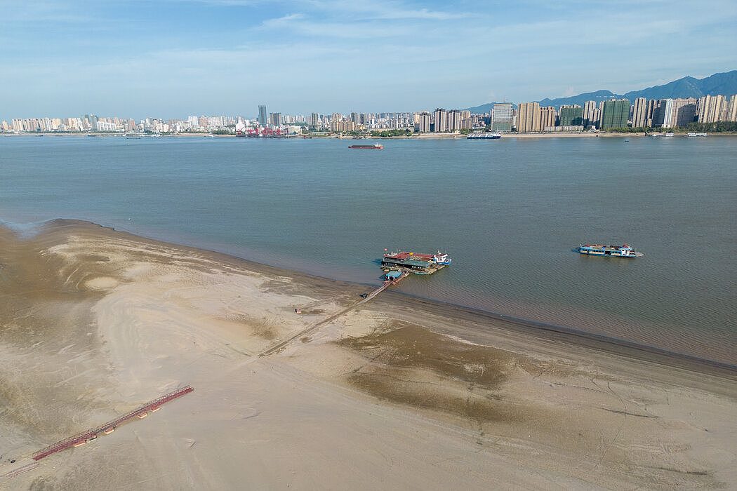 由于降雨稀少，长江下游的水位已降至历史低点，比如上个月的九江水位。