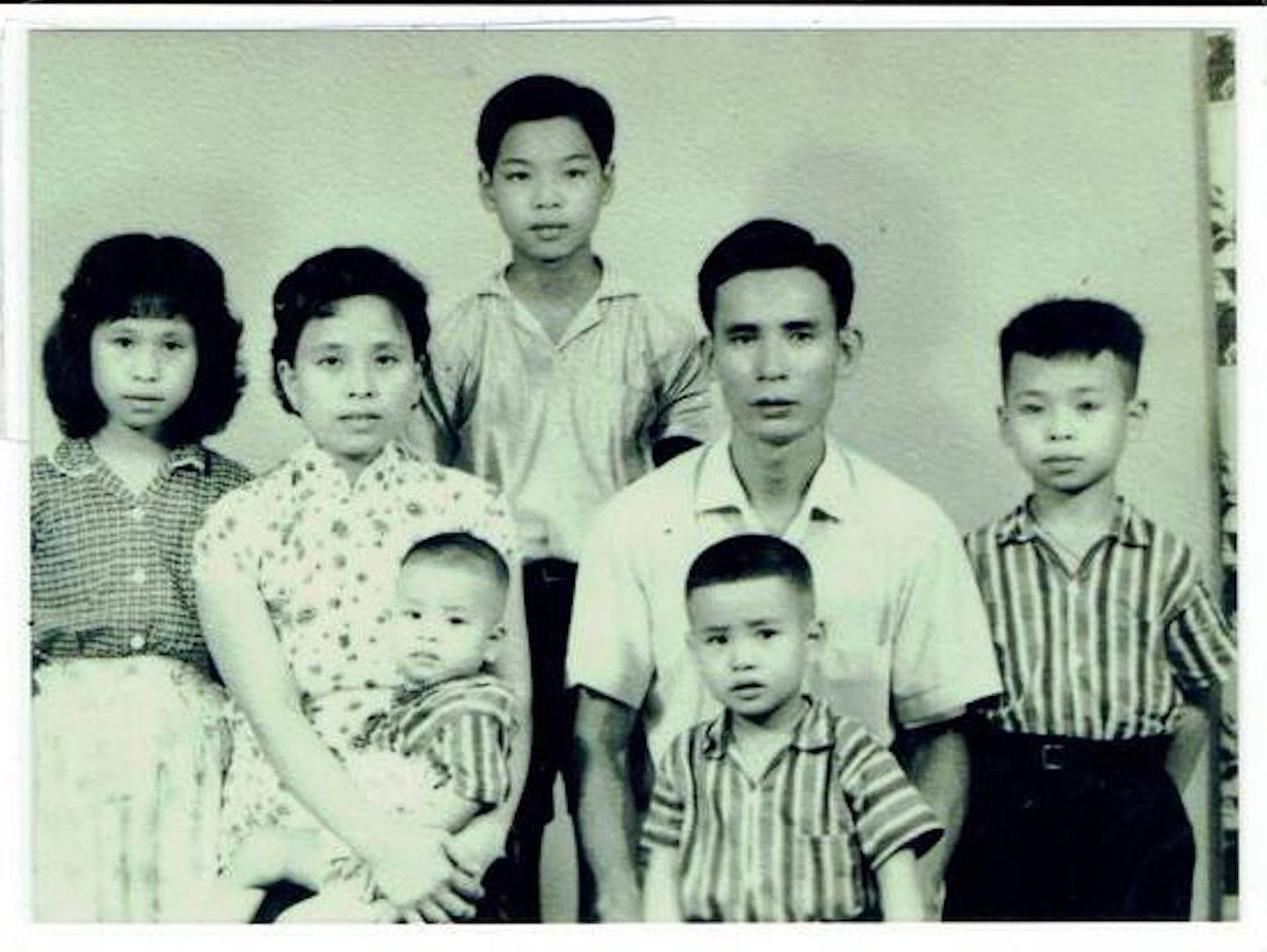 陈健雄50年代尾，举家从潮州移居香港，住在清拆前的黄大仙下村6座。 图中为陈家在1962年拍摄的合照，妹妹当时已被送走。 （受访者提供）