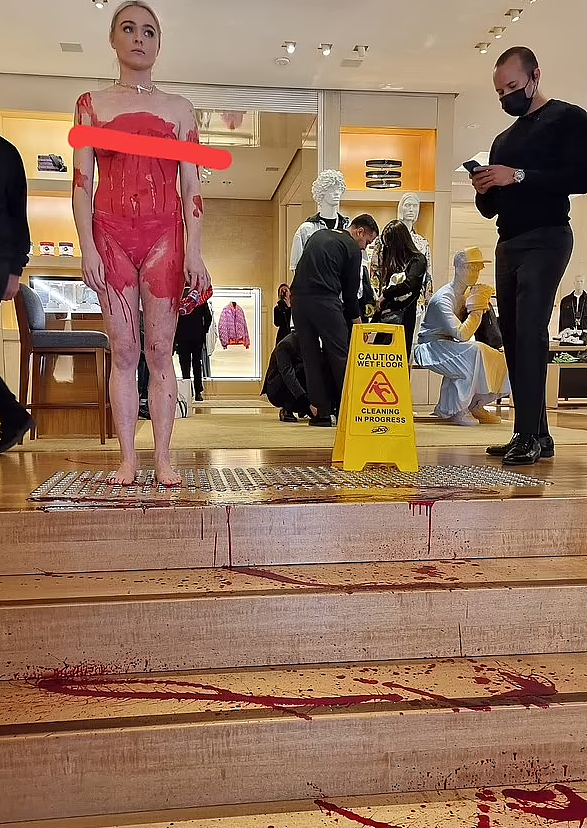 珀斯女子在LV门口裸身抗议，斥购物者“为屠杀买单”！浑身是“血”惊呆路人（视频/组图） - 2