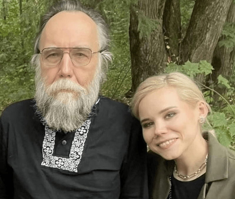 现年60岁的杜金(左)为极右派哲学家，被视为普亭的精神导师，他的女儿达尔雅(右)也是俄罗斯民族主义者，被美国列入制裁名单。 图／取自推特