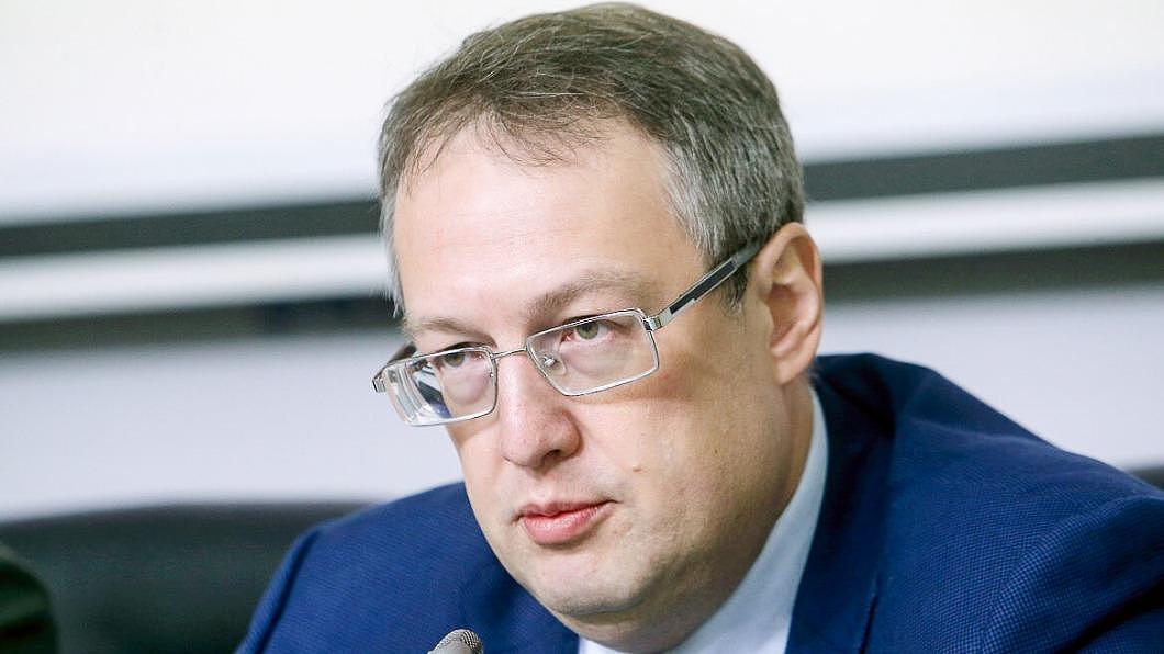 乌克兰内政部顾问安东（Anton Gerashchenko）表示，俄军中毒可能是因为食用过期的罐头肉。 （图／翻摄自基辅邮报） 俄国防部控乌国「毒杀」俄军乌官方：应食用了过期罐头