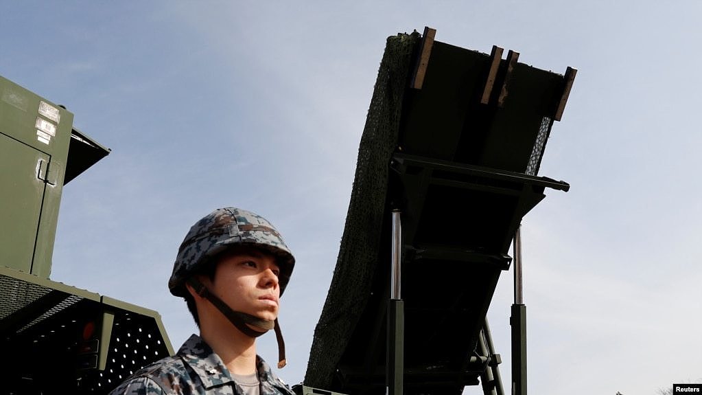 一名日本陆上自卫队成员站在PAC-3导弹拦截器前。（2018年1月18日）