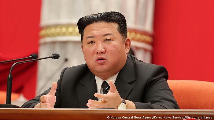 朝鲜领袖金正恩8月10日宣布战胜新冠疫情，其胞妹金与正透露，金正恩自己也曾发高烧