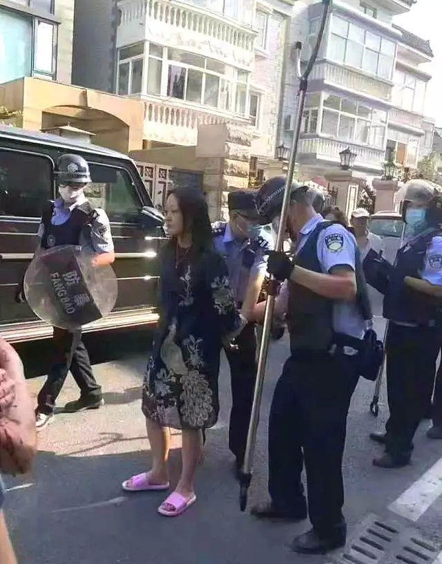 杭州39岁女子向母亲索要几十万买车，遭到拒绝后拿刀砍死亲属，被捕时神态从容淡定（视频/组图） - 2