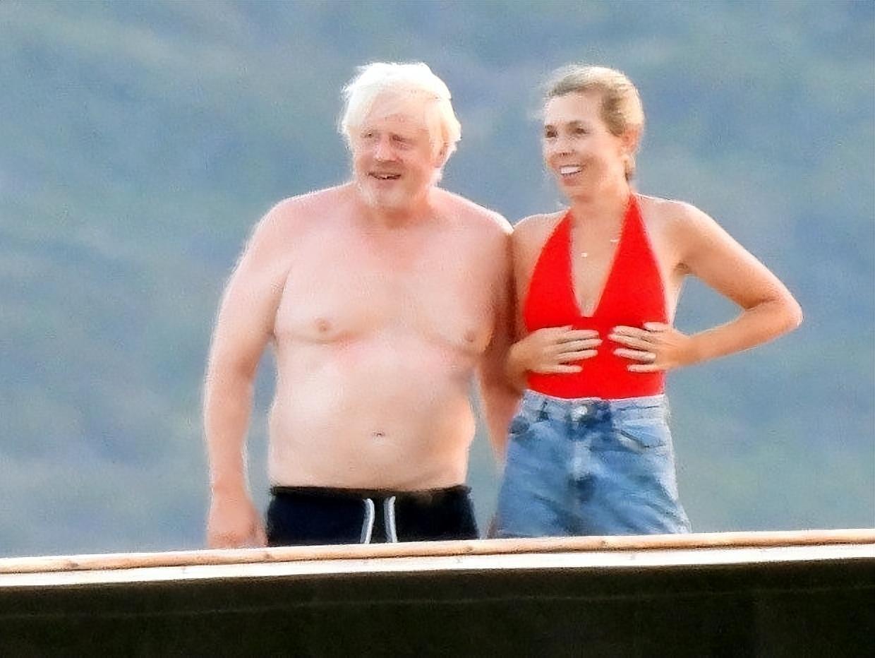 英国首相光膀子吹海风，沧桑又邋遢，小24岁爱妻穿猩红泳衣很亮眼（组图） - 2