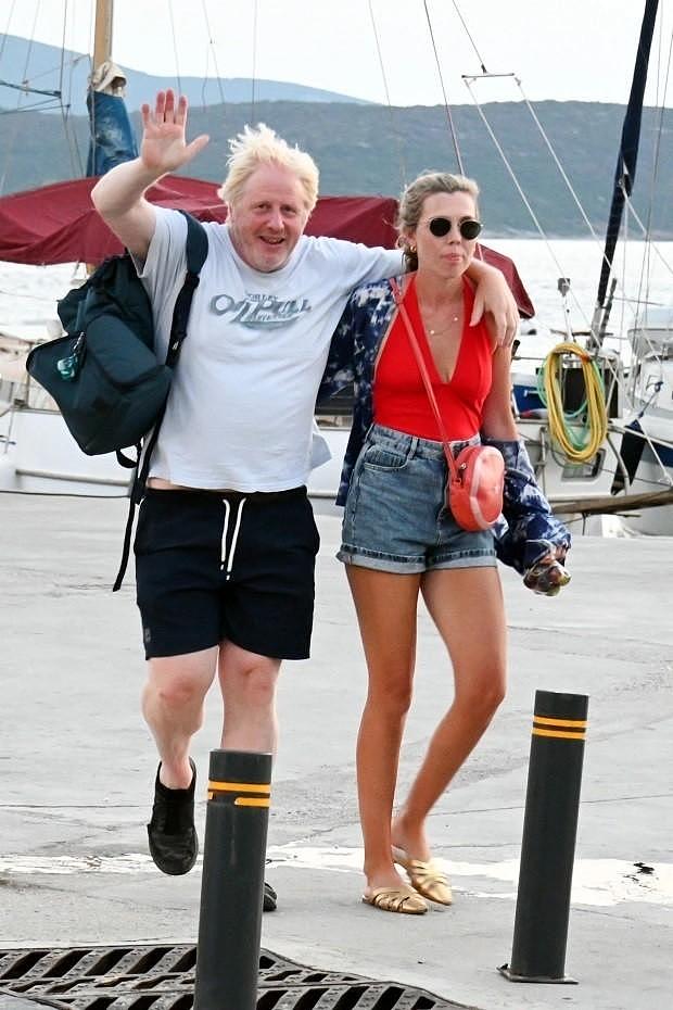 英国首相光膀子吹海风，沧桑又邋遢，小24岁爱妻穿猩红泳衣很亮眼（组图） - 1