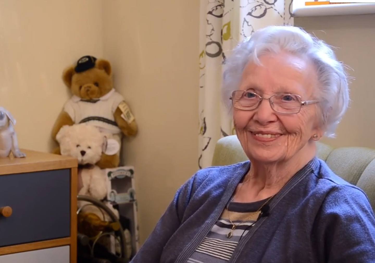 白髮族｜現年93歲的Betty Bromage，成功5度挑戰翼上走道。(FB: The Abbeyfield Society)