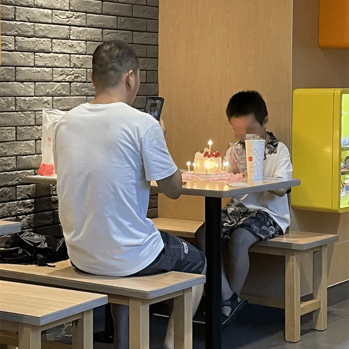 香港麦当劳里父子“穷酸”一幕曝光，暴露出多少“高高在上”的人（组图） - 2
