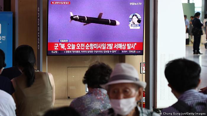 Südkorea | Menschen verfolgen Nachrichten über nordkoreanische Raketentests