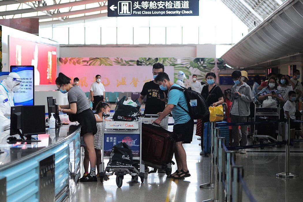 本月，在中国海南岛三亚市机场的旅客。在最近的疫情暴发后，作为全市封锁措施的一部分，当地政府暂停了公共交通，并停售火车票。