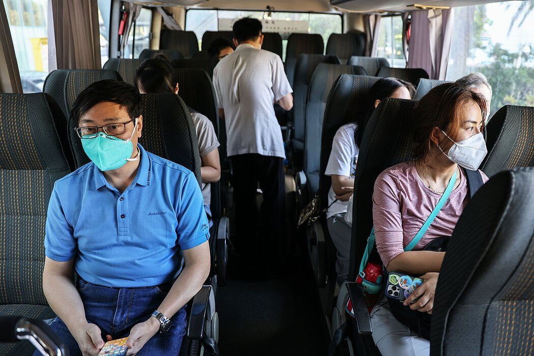 周日，海南省海口市的游客乘坐大巴前往机场。