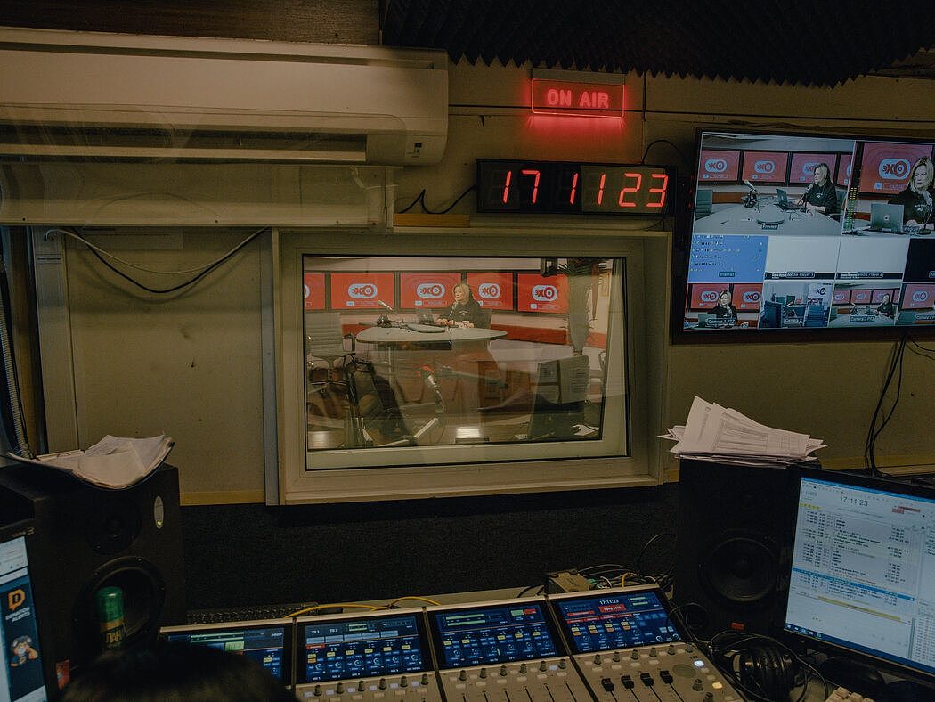 3月，关闭前夕的《莫斯科回声》演播室，其无线电频率被俄罗斯卫星通讯社接管，广播克里姆林宫的宣传。现在，俄罗斯的新闻媒体领域几乎完全由政府控制。