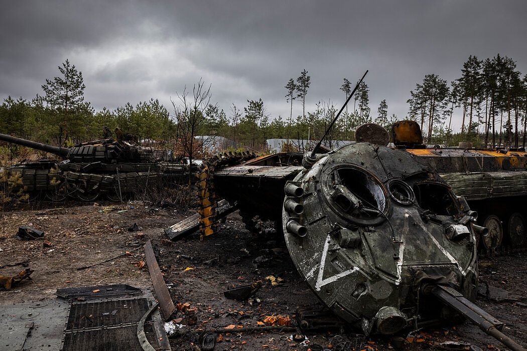 4月，乌克兰德米特里夫卡附近一条公路上的俄军装甲车残骸。“战争”一词已被俄罗斯新闻报道禁用。