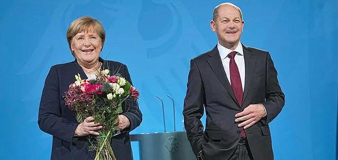 以为是合照，结果姑娘突然脱衣服，德国总理：我慌了，但我控制不住要看（组图） - 3