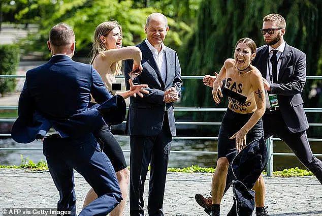 以为是合照，结果姑娘突然脱衣服，德国总理：我慌了，但我控制不住要看（组图） - 20