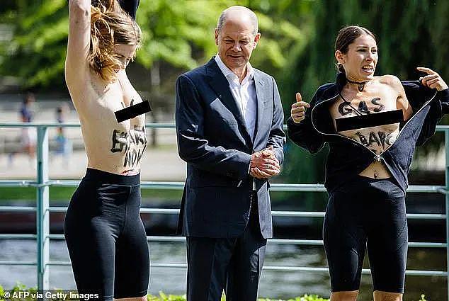 以为是合照，结果姑娘突然脱衣服，德国总理：我慌了，但我控制不住要看（组图） - 18