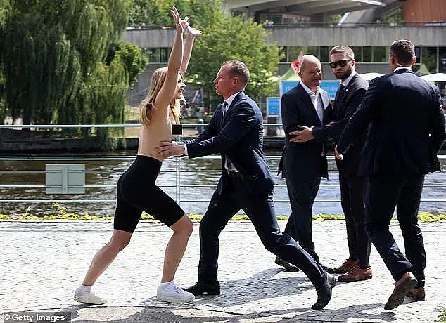 以为是合照，结果姑娘突然脱衣服，德国总理：我慌了，但我控制不住要看（组图） - 23