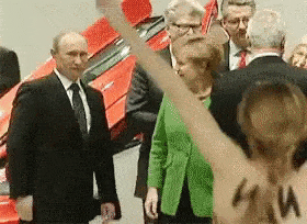 以为是合照，结果姑娘突然脱衣服，德国总理：我慌了，但我控制不住要看（组图） - 28