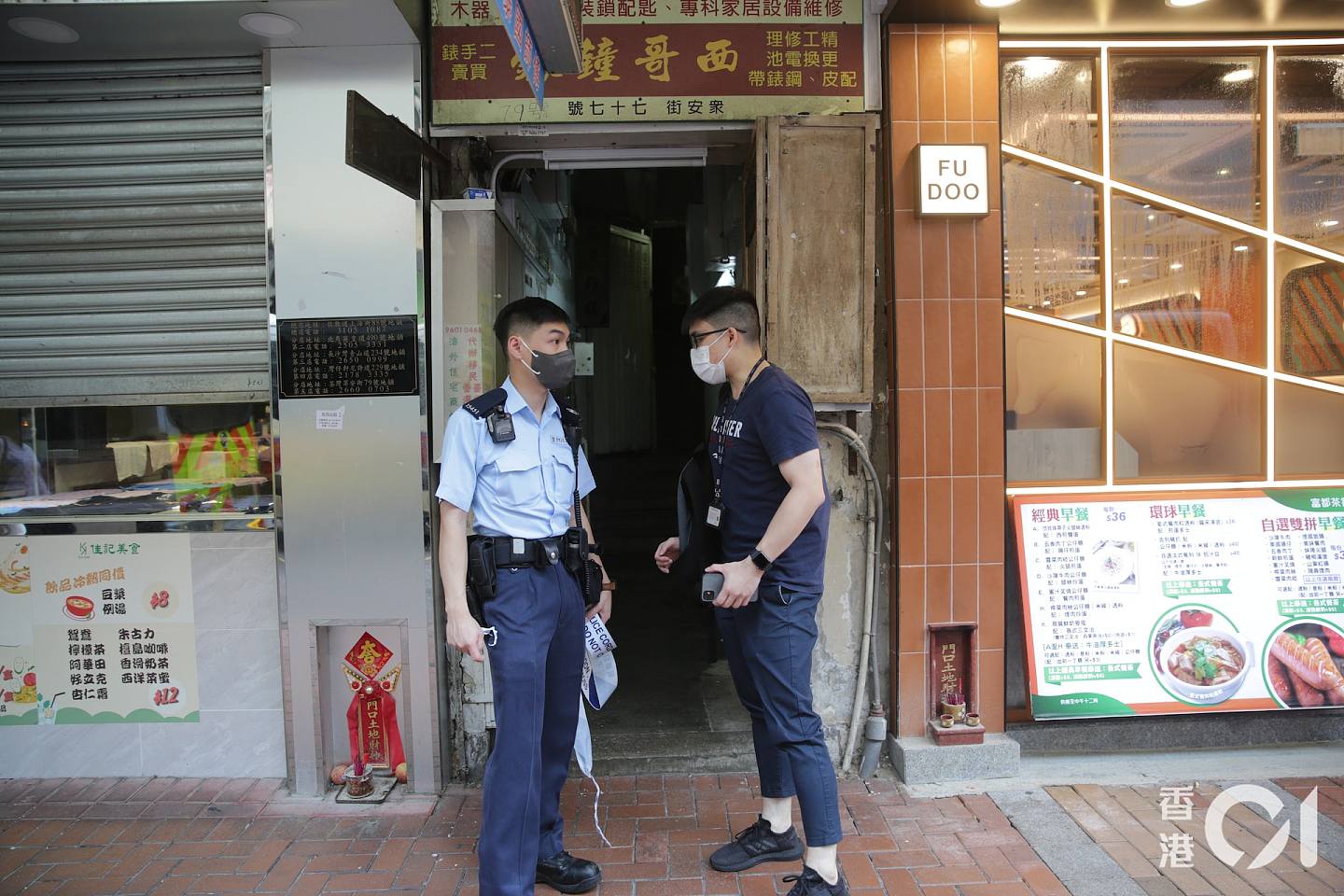 今日（23日）早上7時許，警方接獲報案指，荃灣眾安街77號一住宅單位有賊持鉸剪入屋。（黃偉民攝）