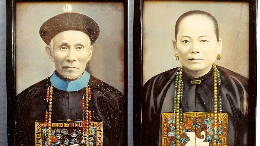 A Chinese man and woman wearing traditional robes in the 1800s in portraits side-by-side 