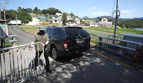 8月21日，文在寅住所附近设置的安检关卡