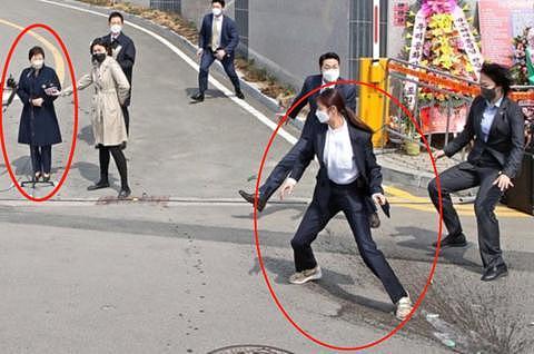 3月24日，朴槿惠被扔酒瓶，女保镖飞身一跃。（资料图）