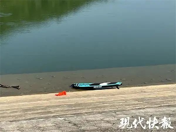 女子穿汉服玩桨板落水溺毙，救援队花4小时寻回遗体，目击者：衣服吸水太重（组图） - 5