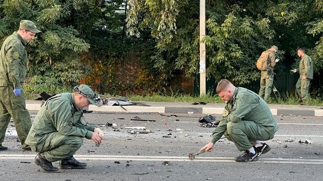 俄罗斯调查人员公布了这张调查小组检查爆炸现场的照片。