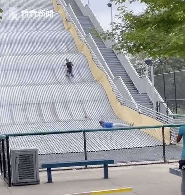美国巨型波浪滑梯，游客不断被抛飞，刚开就关了（视频/组图） - 1