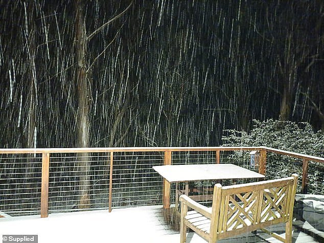 周二晚上，卡通巴的一名居民在他家附近拍下了一张降雪的照片（如图）