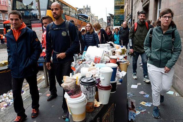 英国“垃圾桶”大罢工，古城变成垃圾场，街道上垃圾丢得到处都是（组图） - 2