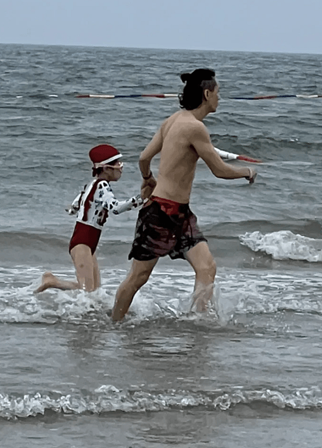 李承铉带女儿海边游玩，八块腹肌太惹眼，Lucky穿泳衣大长腿出众（组图） - 4
