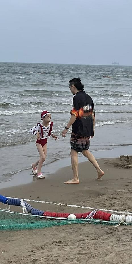李承铉带女儿海边游玩，八块腹肌太惹眼，Lucky穿泳衣大长腿出众（组图） - 5