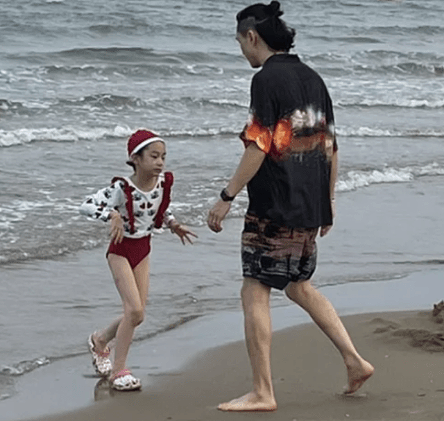 李承铉带女儿海边游玩，八块腹肌太惹眼，Lucky穿泳衣大长腿出众（组图） - 6