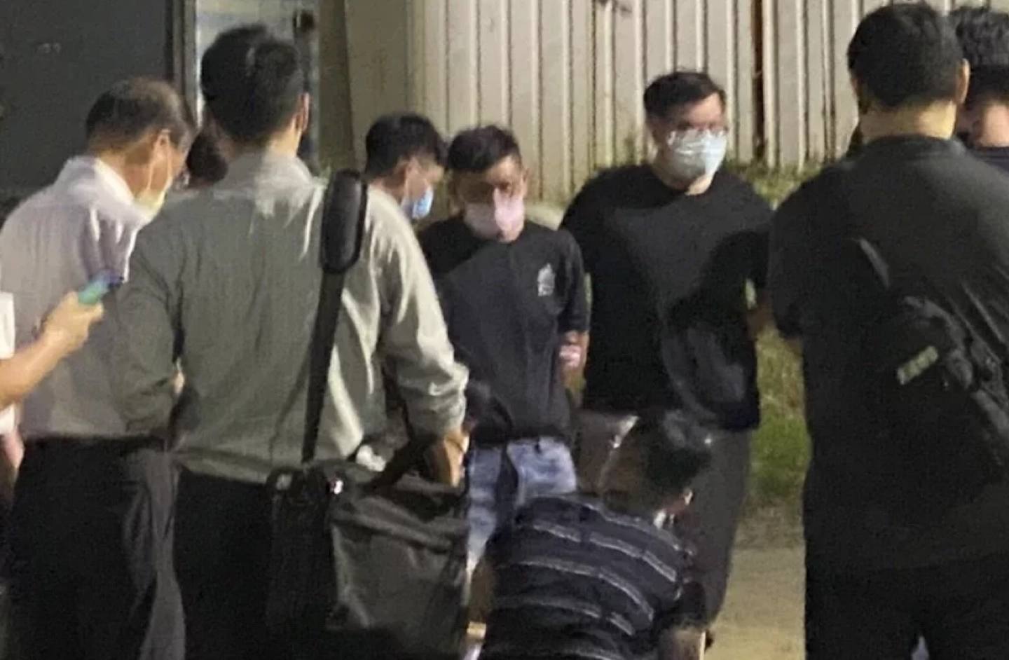 台湾警方在新竹市客运站拘捕疑犯林信吾。 （《联合报》）