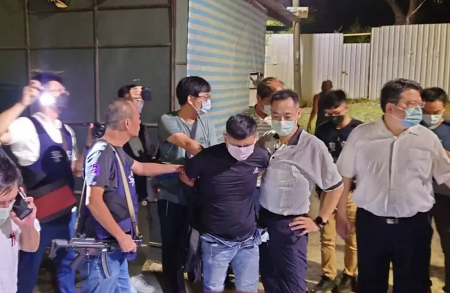 台湾警方在新竹市客运站拘捕疑犯林信吾。 （《联合报》）