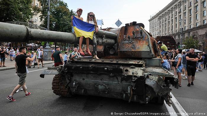 在乌克兰独立日前系，基辅民众与展示的俄军坦克合影
