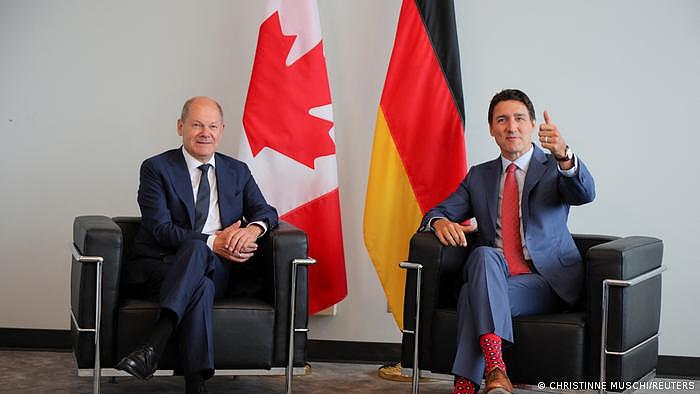 德国总理肖尔茨（图左）与加拿大总理特鲁多（图右）22日在加拿大会谈