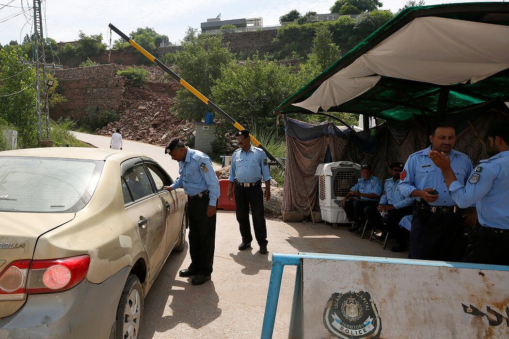 周一在伊斯兰堡，警察在一条通往汗的宅邸的路上设岗。