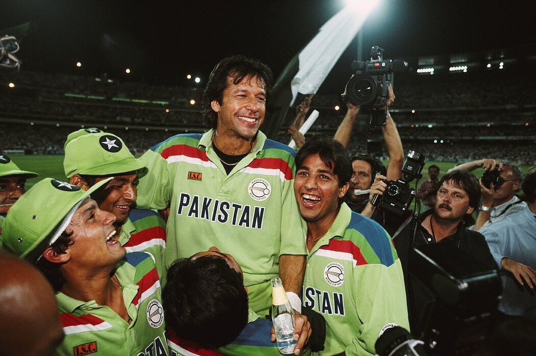 1992年，在澳大利亚，汗（中）和他的板球队在世界杯胜利后。