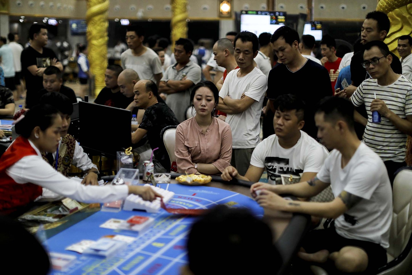 2019年5月18日，柬埔寨西哈努克市一个赌场开幕，中国客人围坐在赌桌旁。