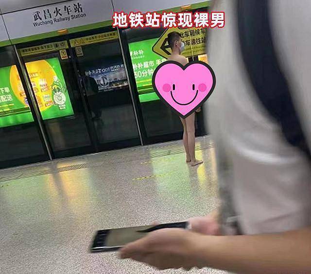 女子因“穿着清凉”引热议！完全是在“真空走秀”，身体2处很惹眼，10多名男子围观拍照（视频/组图） - 7