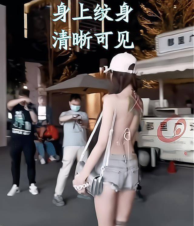 女子因“穿着清凉”引热议！完全是在“真空走秀”，身体2处很惹眼，10多名男子围观拍照（视频/组图） - 2